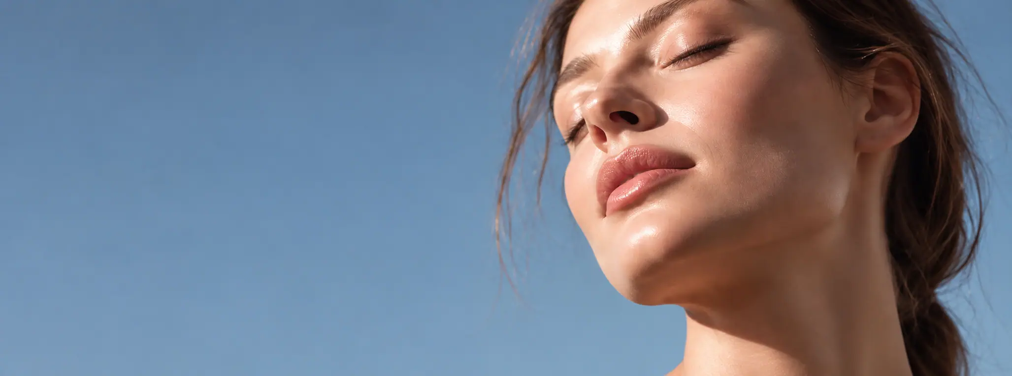 Portrait en lumière naturelle, visage tourné vers le ciel.